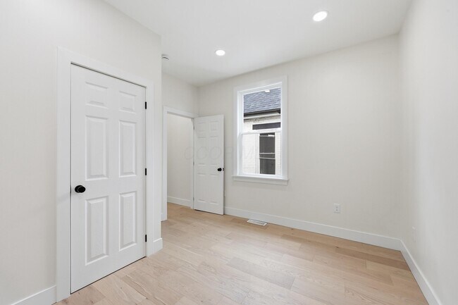 Building Photo - 830 Oak St