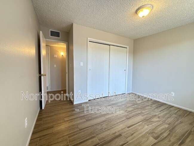 Building Photo - 1404 N Craycroft Rd