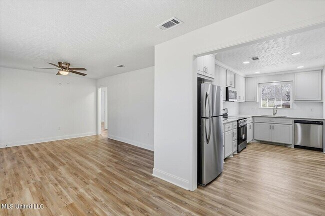 Building Photo - 126 Joanie St