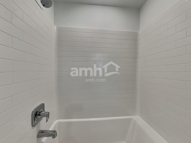 Building Photo - 18450 W El Cortez Pl