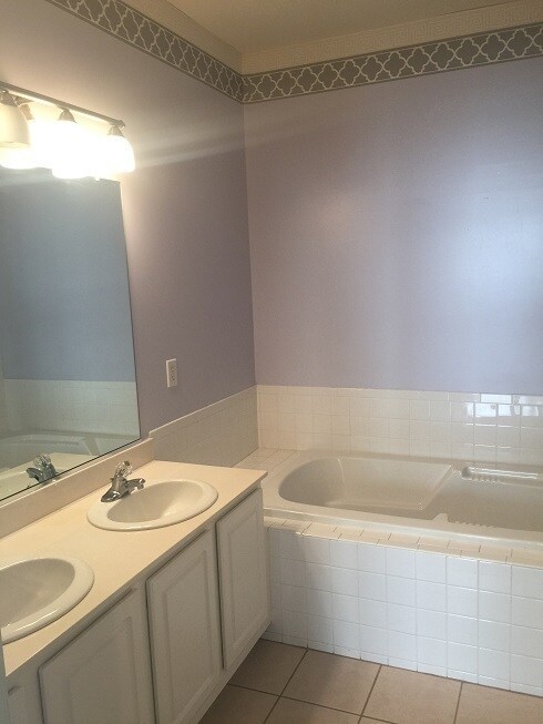 Building Photo - Available NOW - Must See Townhome at Powhatan Place, First floor primary suite!