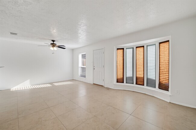 Building Photo - 8462 Leawood Blvd