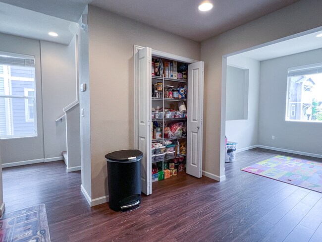 Building Photo - Great 3 Bedroom 2.5 Bathroom Townhouse End Unit!  2 Car Garage  + Washer & Dryer! Near Nike, Inte...