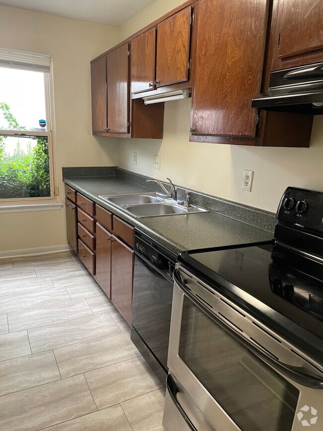 Building Photo - Coming Soon | 2 Bed, 1.5 Bath Charming Tow...