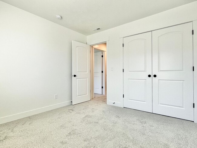 Building Photo - Modern Townhome at Mountain Ridge!