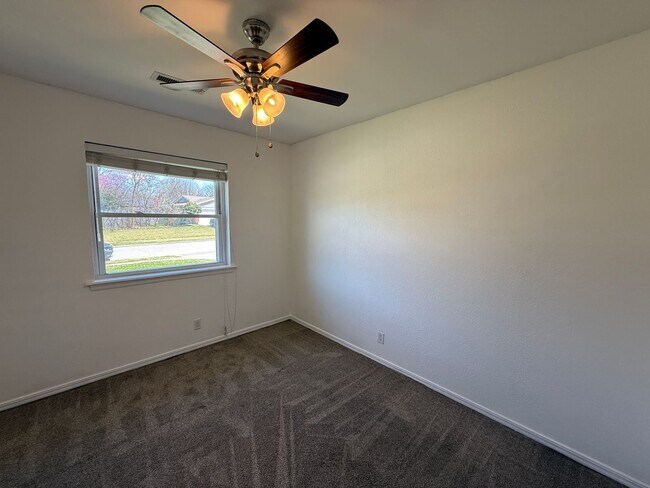 Building Photo - Three Bed 1 Bath Home in Broken Arrow with Shed