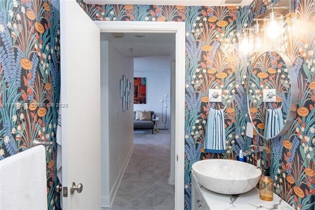 Building Photo - 7501 E Treasure Dr