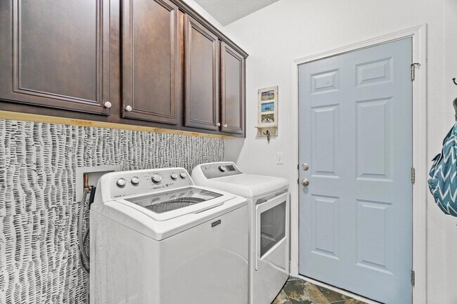 Building Photo - 282 Whispering Lake Dr