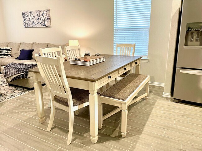 Building Photo - 8319 Divot Trce