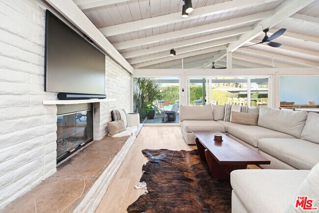 Building Photo - 22428 Victory Blvd