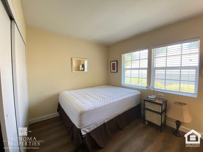 Building Photo - Furnished 2bd/2ba Condo!