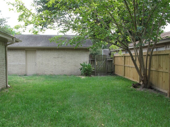 Building Photo - 6906 Sandy Knolls Dr