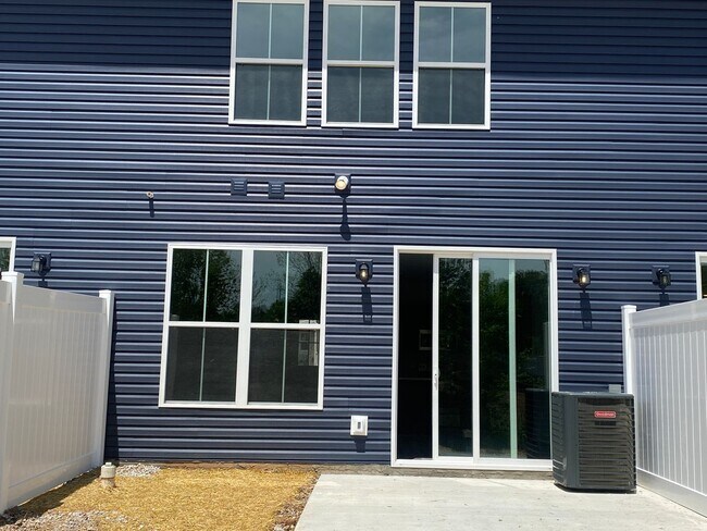 Building Photo - Spacious 3BR Townhome with Modern Finishes & Lawn Care Included!