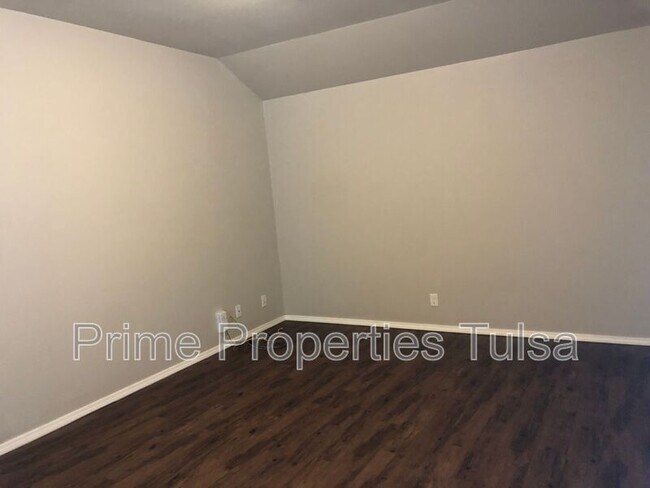 Building Photo - 14763 S Lakewood Ave