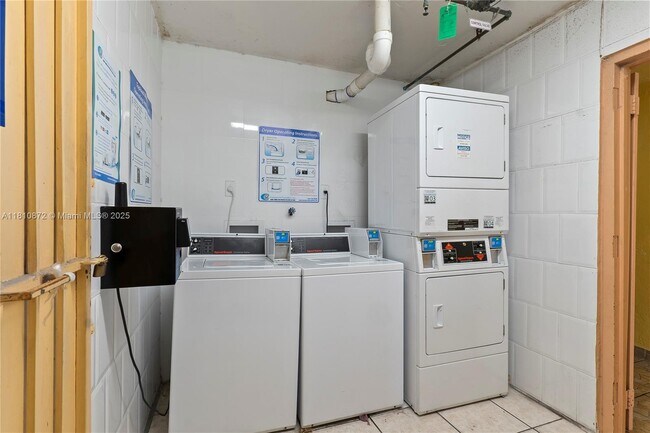 Building Photo - 666 W 81st St
