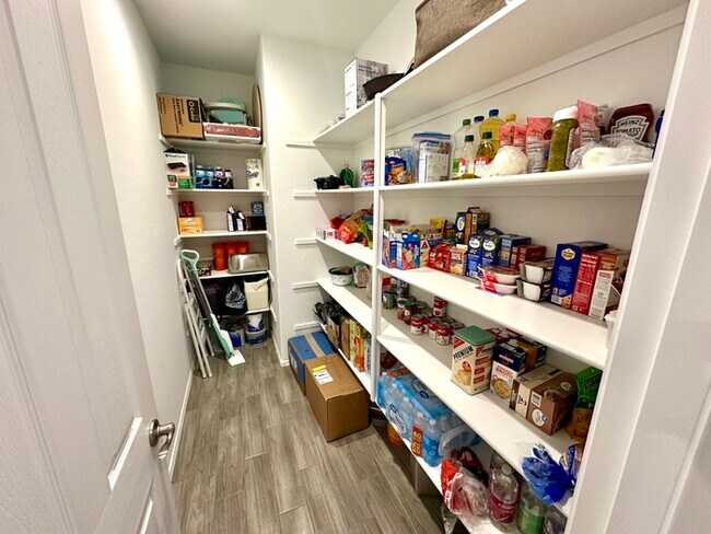 Building Photo - Massive RV Garage plus fantastic floorplan in Casa Vista