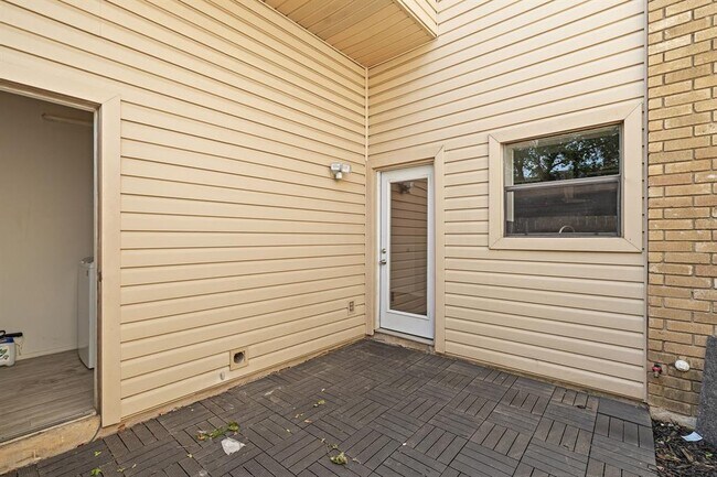 Building Photo - 8400 Jamestown Dr