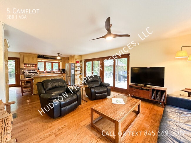 Building Photo - 5 Camelot-