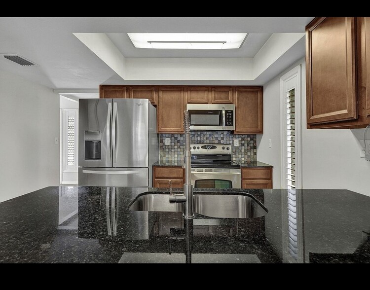 Building Photo - 4280 Island Cir