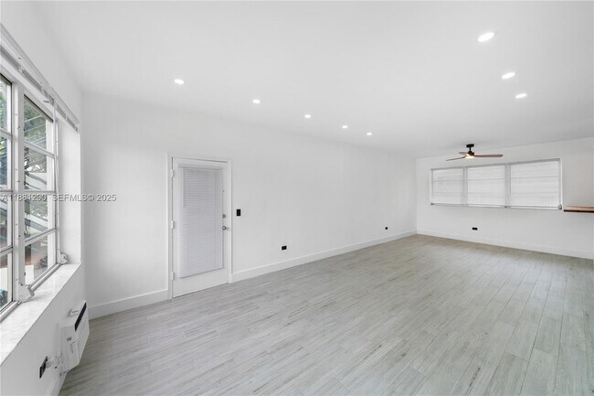 Building Photo - 4710 Pine Tree Dr