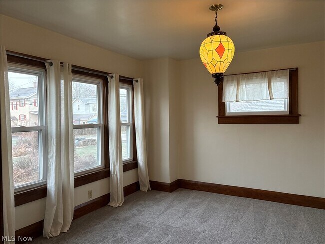 Building Photo - 315 E 10th St