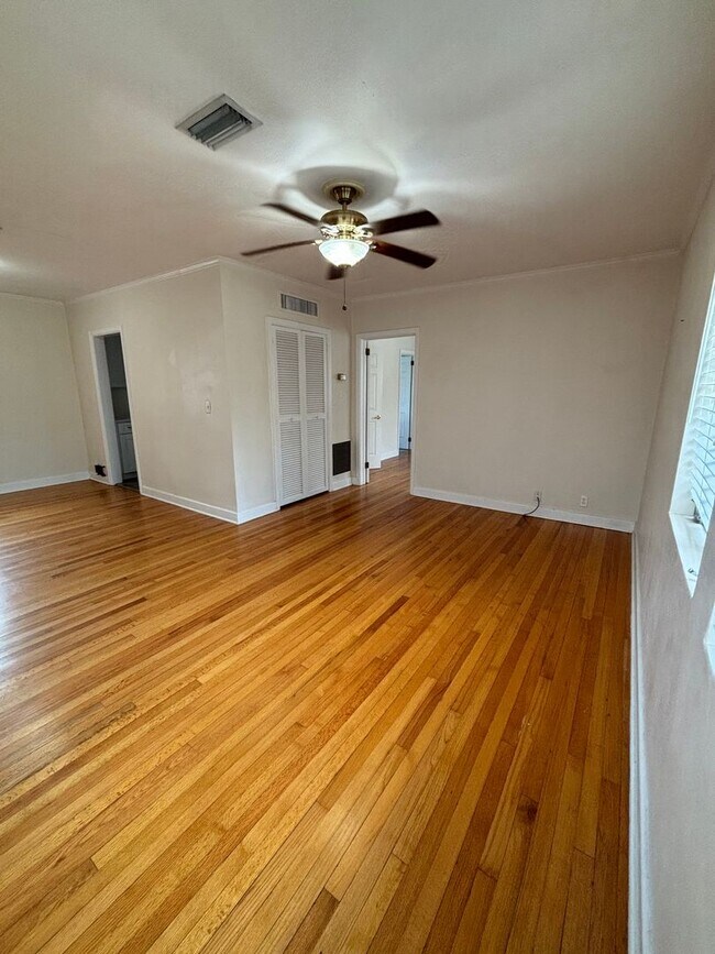 Building Photo - R1026 University Heights