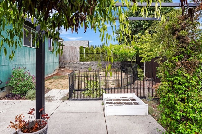 Building Photo - Beautiful 3 bed, 2 bath home in a quiet We...
