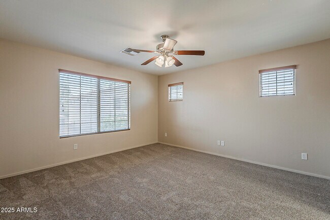 Building Photo - 519 E Rainbow Dr