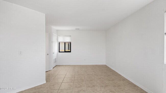 Building Photo - 4114 Holiday Dr