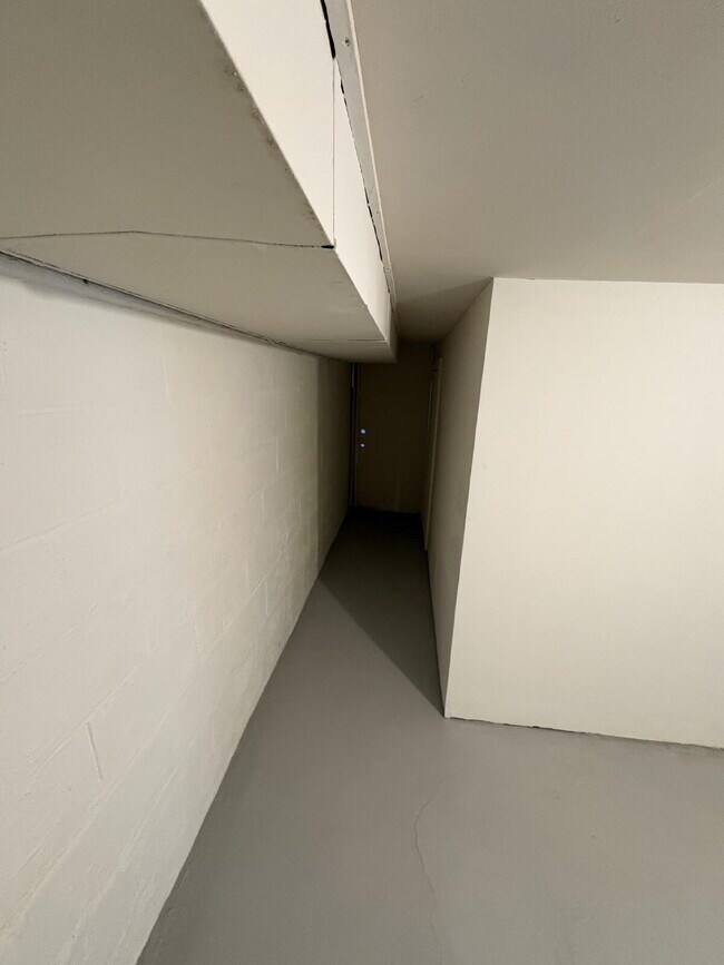 Building Photo - Move in ready home for lease.