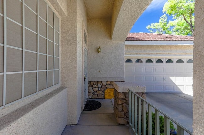 Building Photo - Beautiful One Story 2 Bedroom Townhome With 2 Car Attached Garage