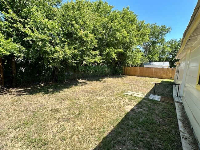 Building Photo - Charming 3 Bedroom House with Fenced Backyard | Conveniently Located near 820 and W. Camp Bowie