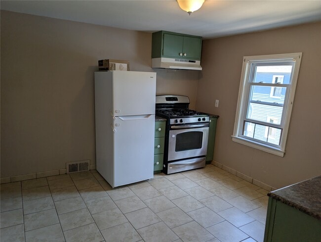 Building Photo - 86 Burr Ave