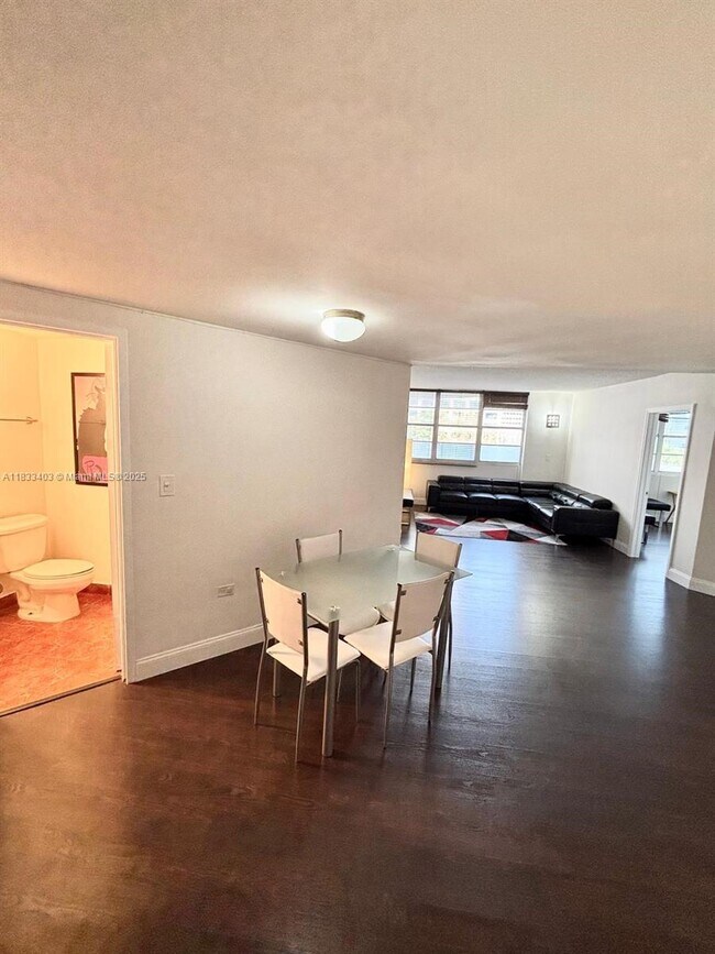Building Photo - 801 Brickell Bay Dr