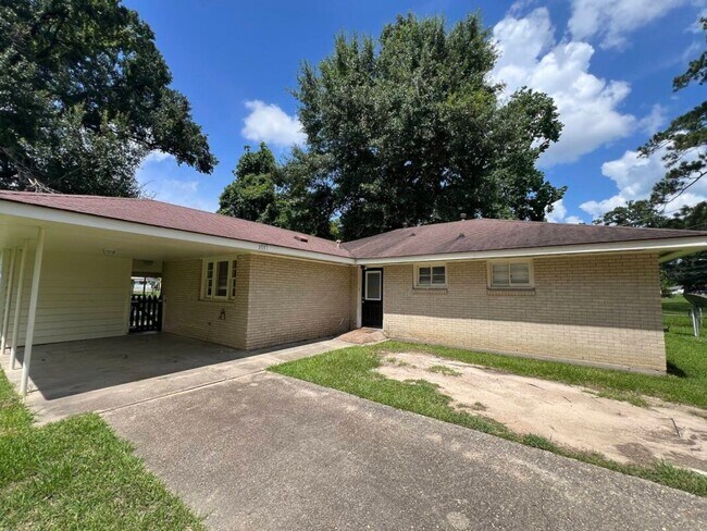Building Photo - Charming 3BR Rental Featuring Granite Counters & Gas Range