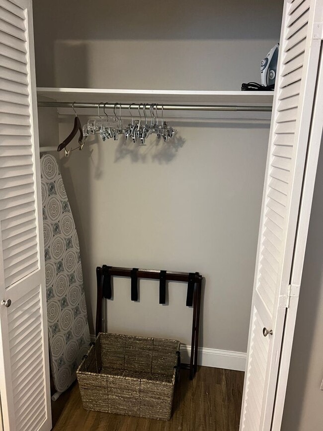Building Photo - Walk to the beach from this 2BR FURNISHED ...