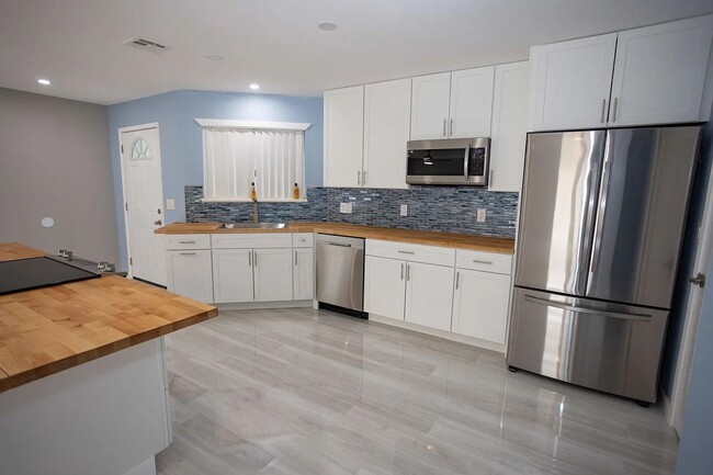 Building Photo - 3 Bedroom 2 Bathroom Long Term Rental in N...