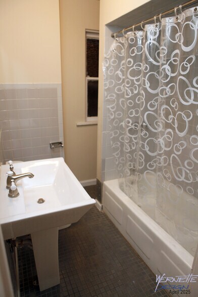 Building Photo - 2423 W Cortez St