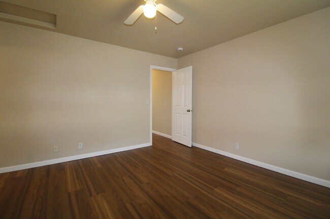 Building Photo - Charming 3-Bedroom townhouse with Garage &...