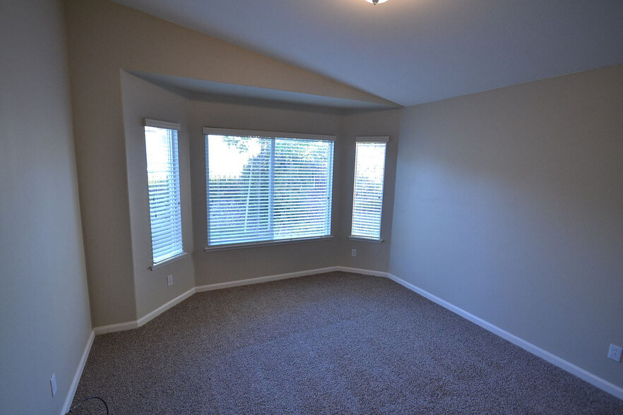 Master bedroom - 545 Birch Ridge Drive