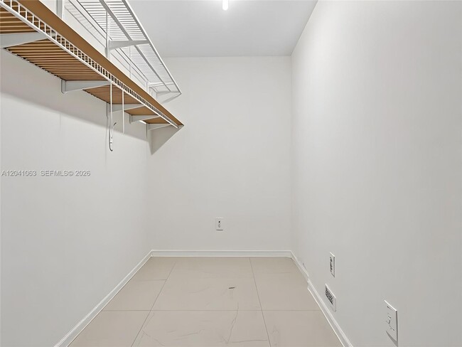 Building Photo - 16641 Royal Poinciana Dr
