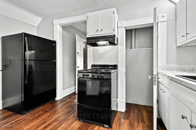 Building Photo - 319 W Lee St