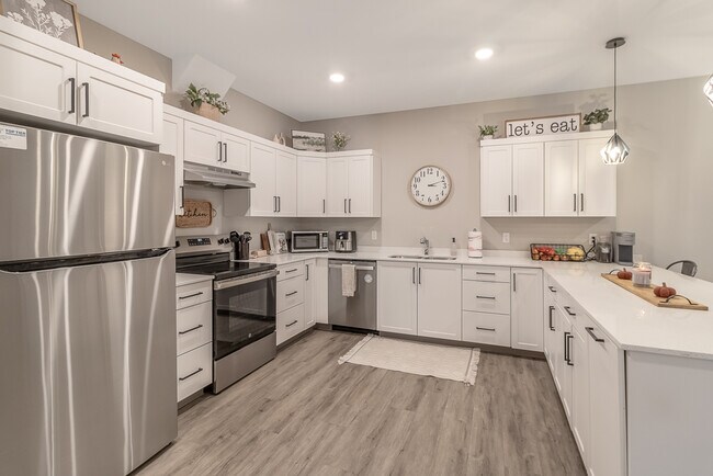 Building Photo - 1570 Stadium Ln