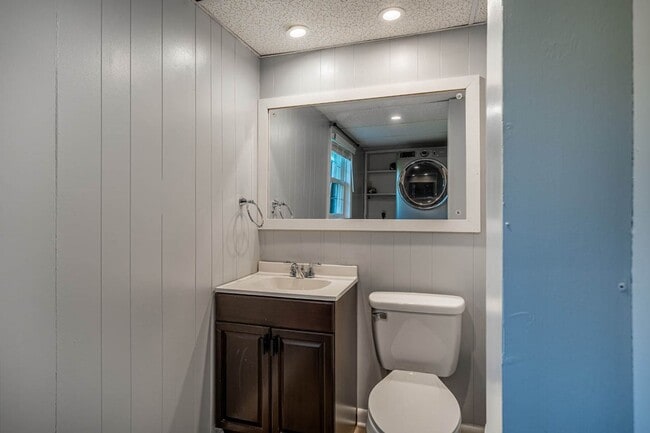 Building Photo - 4222 Arbutus Dr