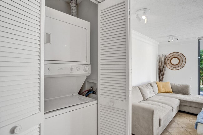 Building Photo - 1415 Miami Rd