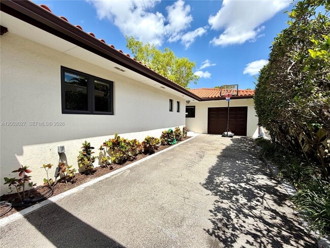 Building Photo - 815 Valencia Ave