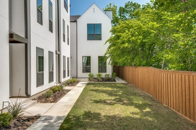 Building Photo - Modern 3-Story Townhome with Private Balcony & Attached Garage in the Heart of Dallas
