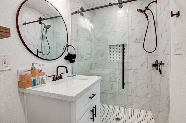 Building Photo - 8922 Opelika St