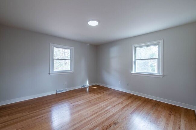 Building Photo - Newly remodeled 3/2.5