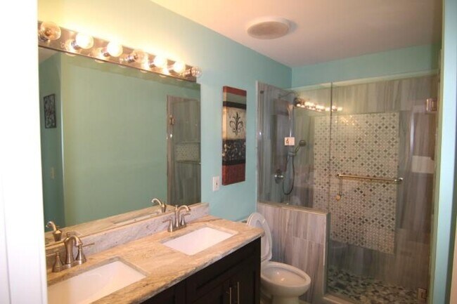 Building Photo - 565 Midhurst Pl